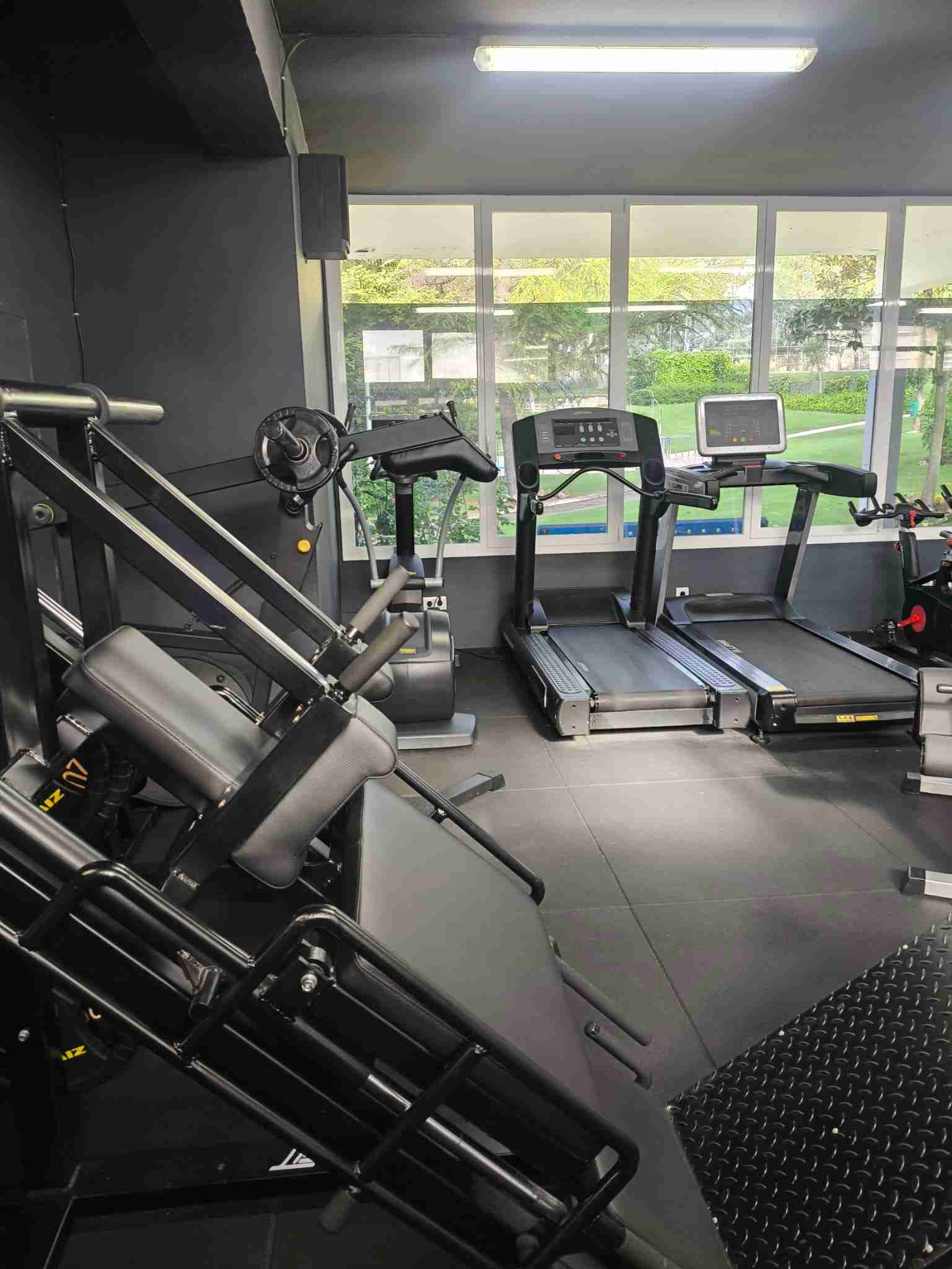 Sala con máquinas de cardio