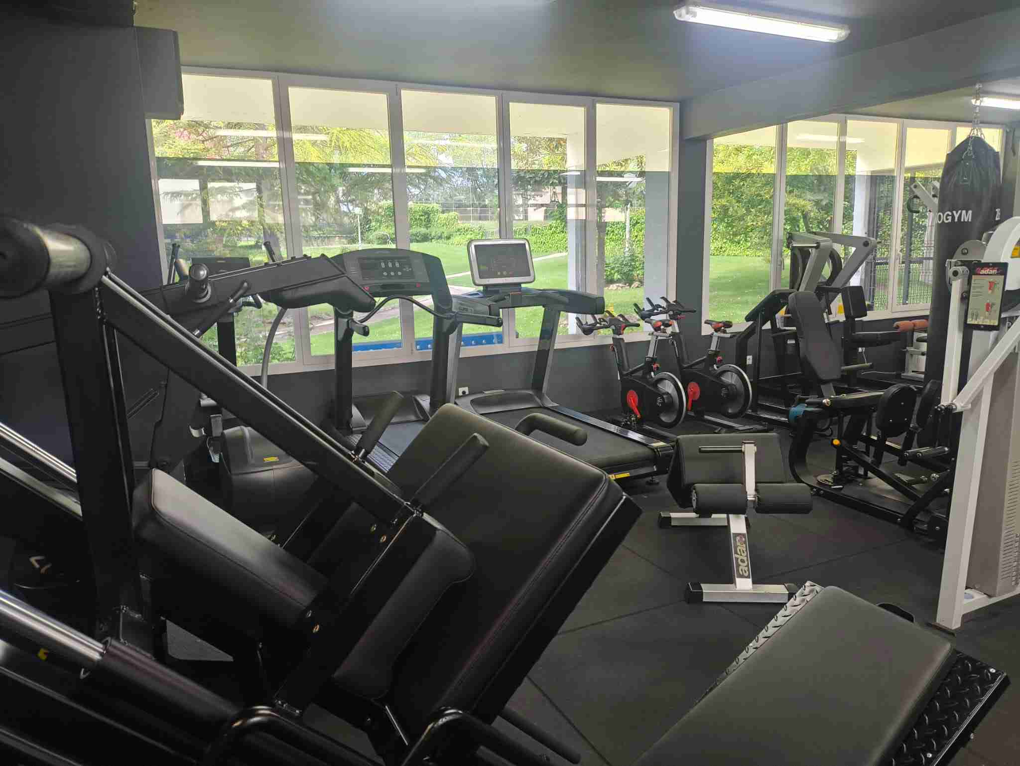 Sala de pesas apartado de máquinas de pierna